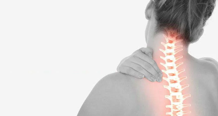 γυναίκα με πόνο στο αυχενικό σύνδρομο